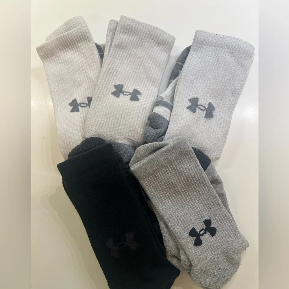 UNDER ARMOUR MEN’S CREW SOCKS 5 PAIRS. 3 WHITE. 1 GRAY. 1 BLACK. SIZE 8.5 - 13 - Picture 1 of 6